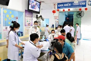 Con ốm, cha và mẹ có được nghỉ chăm con?