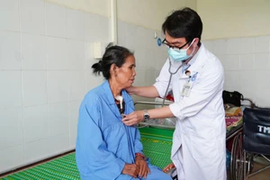 Người tham gia BHYT mua thuốc bên ngoài: Cần có quy định cụ thể