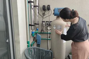 Bị ban quản lý cắt nước vì trời mưa làm hư thang máy