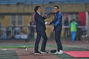 Bầu Đức cho đi để lấy lại mục tiêu trụ hạng