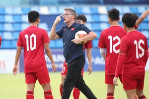 HLV Troussier lo lắng vì gãy hàng tiền đạo