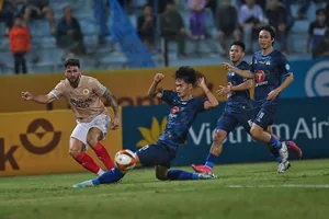 Thầy trò HLV Vũ Tiến Thành cặm cụi tìm chiến thắng