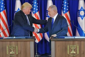 Ông Donald Trump khi là tổng thống Mỹ (trái) và Thủ tướng Israel Benjamin Netanyahu bắt tay sau khi phát biểu trước báo chí tại một bữa tối chính thức ở Jerusalem vào ngày 22-5-2017. Ảnh: AFP/GETTY IMAGES