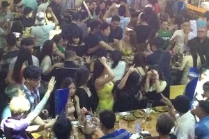 Đột kích 'vũ trường' lộ thiên ở trung tâm Sài Gòn