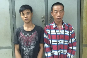 Hai tên cướp nhân viên khách sạn