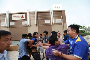 TP.HCM: Cư dân chung cư lại bị tấn công đổ máu