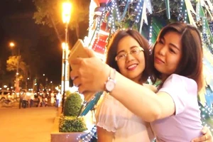 Clip người Sài Gòn xuống phố chơi Noel sớm