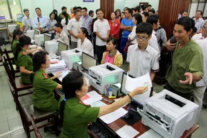 TP.HCM: Hàng trăm người háo hức đi cấp đổi căn cước công dân