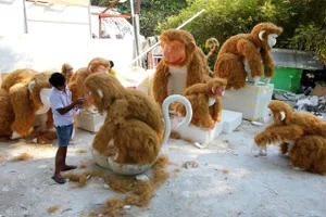 Đại gia đình khỉ 'khổng lồ' chờ xuống phố đi bộ Nguyễn Huệ 