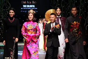 640 triệu đồng mua hai chiếc áo dài của NTK Đinh Văn Thơ