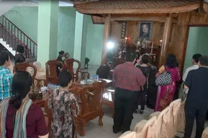 Người dân thắp hương GS Trần Văn Khê, nhà văn Sơn Nam,...
