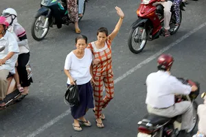 Hà Nội phạt người đi bộ, Sài Gòn có cầu bộ hành dân không đi