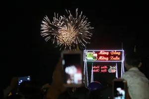 Văn hóa xem pháo hoa giao thừa ở phố huyện cực Nam Tổ Quốc