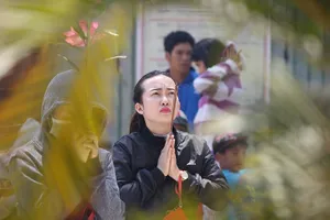 Ngắm những bóng hồng đội nắng lên chùa cúng rằm tháng Giêng