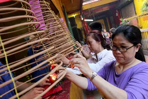 Rằm tháng Giêng: Khu phố Hoa rộn ràng từ 5 giờ sáng