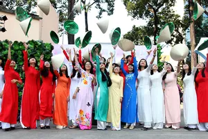 Hơn 1.000 người đẹp khoe dáng trong tà áo dài