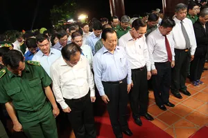 Ông Lê Thanh Hải cùng lãnh đạo TP.HCM dâng hương các liệt sĩ thanh niên xung phong