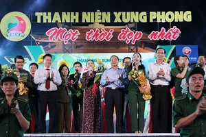 Nguyên Bí thư Thành ủy Lê Thanh Hải cùng hát với thanh niên xung phong