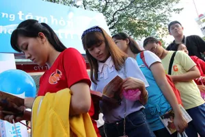  Hàng trăm người chờ nhà văn Nguyễn Nhật Ánh ký tặng sách