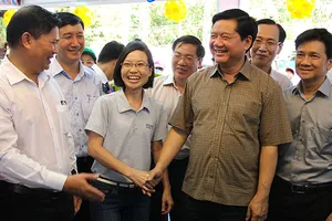 Bí thư Đinh La Thăng đến thăm Hội sách TP.HCM 