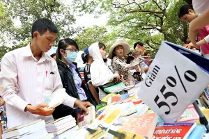 Trước giờ bế mạc hội sách, nhiều gian hàng giảm giá 50%-70%