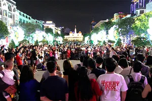 Clip nhóm nhảy nghiệp dư “đại náo” phố đi bộ Nguyễn Huệ 