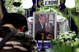 Lặng lẽ viếng nhạc sĩ Nguyễn Ánh 9 trong ngày nắng to