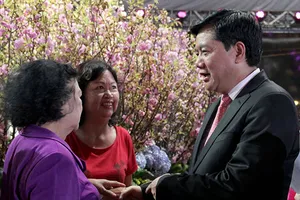 Bí thư Đinh La Thăng chụp ảnh với dân bên hoa anh đào