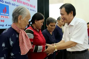 Báo Pháp Luật TP.HCM trao 200 phần quà cho người nghèo Nhà Bè