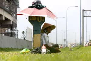 Người Sài Gòn gồng mình vượt qua cái nắng cuối mùa