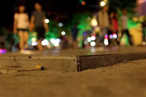 Lồi lõm, bong tróc đá trên phố đi bộ Nguyễn Huệ 