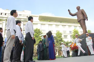 Lãnh đạo TP.HCM dâng hương, dâng hoa mừng sinh nhật Bác