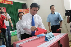Chùm ảnh: Bí thư Đinh La Thăng đi bầu cử từ sáng sớm