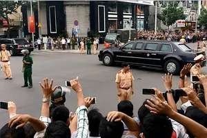 Người Sài Gòn đội mưa vẫy chào đoàn xe Tổng thống Obama