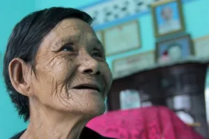 Mẹ Việt Nam Anh hùng vui mừng vào ngôi nhà mới