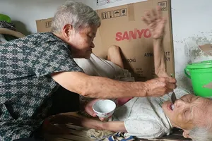 Cảm động tình cảnh em gái già yếu nuôi chị bệnh tâm thần