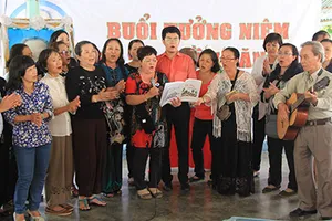 Hàng trăm người về thắp hương trong ngày giỗ đầu Giáo sư Khê