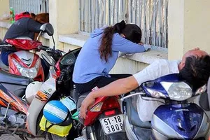 Muôn kiểu vật vờ chờ thí sinh bên ngoài cổng trường thi