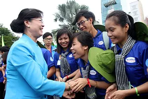 Bà Nguyễn Thị Quyết Tâm động viên chiến sĩ Mùa hè xanh 2016