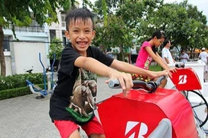 TP.HCM: Già trẻ kéo nhau đi đạp xe lọc nước kênh Nhiêu Lộc