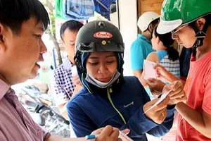 Người Sài Gòn đổ xô mua vé số kiểu Mỹ, giải đặc biệt 12 tỉ đồng