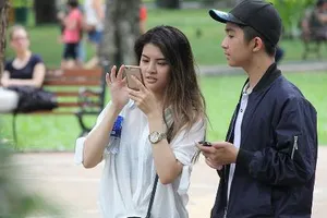 Muôn kiểu bắt Pokemon của người trẻ trong Công viên Tao Đàn