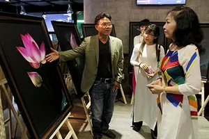 Đại ca Thành 'trọc' triển lãm ảnh Sen tuyệt đẹp mùa Vu Lan