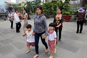 Mẹ cùng con lên chùa cầu bình an ngày lễ Vu lan