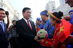 Bí thư Thăng xuống phố chúc mừng hạnh phúc của 100 đôi uyên ương