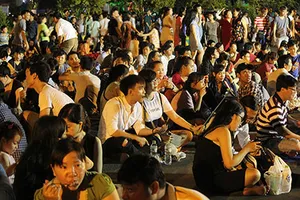 TP.HCM: Chờ đợi hàng giờ để xem pháo hoa mừng ngày Quốc khánh