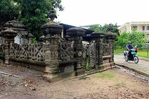 Mộ cổ kiến trúc Pháp trong khuôn viên Học viện Chính trị - Hành chính khu vực II