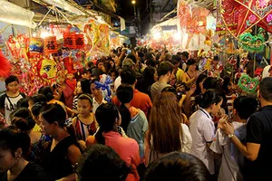 Biển người nhích từng chút khi chơi Trung thu sớm ở phố lồng đèn