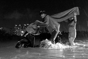 TP.HCM mưa lớn, lại ngập nặng