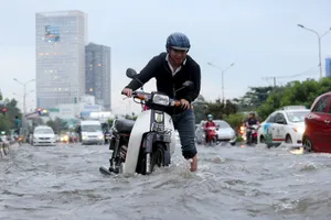 Mưa kết hợp triều cường nhấn chìm đường Nguyễn Hữu Cảnh